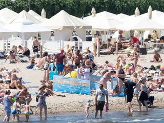 Rodziny z dziećmi na letni wypoczynek najchętniej wybierają polskie morze