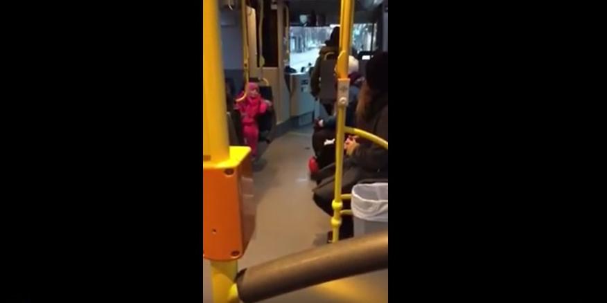 A kislány hangosan énekelni kezd a buszon. Erre a buszsofőr olyat tett… (videó)