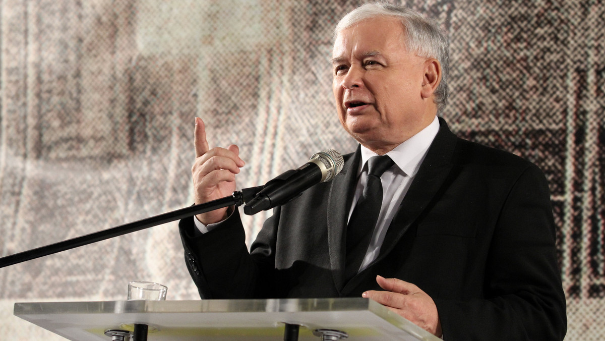 Prezes PiS Jarosław Kaczyński powiedział, że rząd jego partii przeznaczy 1 bln 400 mld zł na inwestycje, "na uruchomienie kapitału prywatnego", odbudowę gospodarki, infrastrukturę oraz rozwój regionów. Mówił też o potrzebie odbudowy wspólnoty narodowej i państwowej.