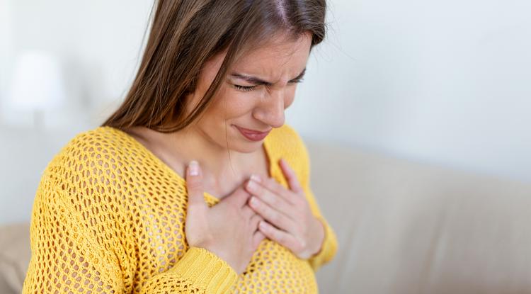 A mellkasfájdalom az egyik legjellemzőbb tünete a szívrohamnak, de van még más is  Fotó: Getty Images