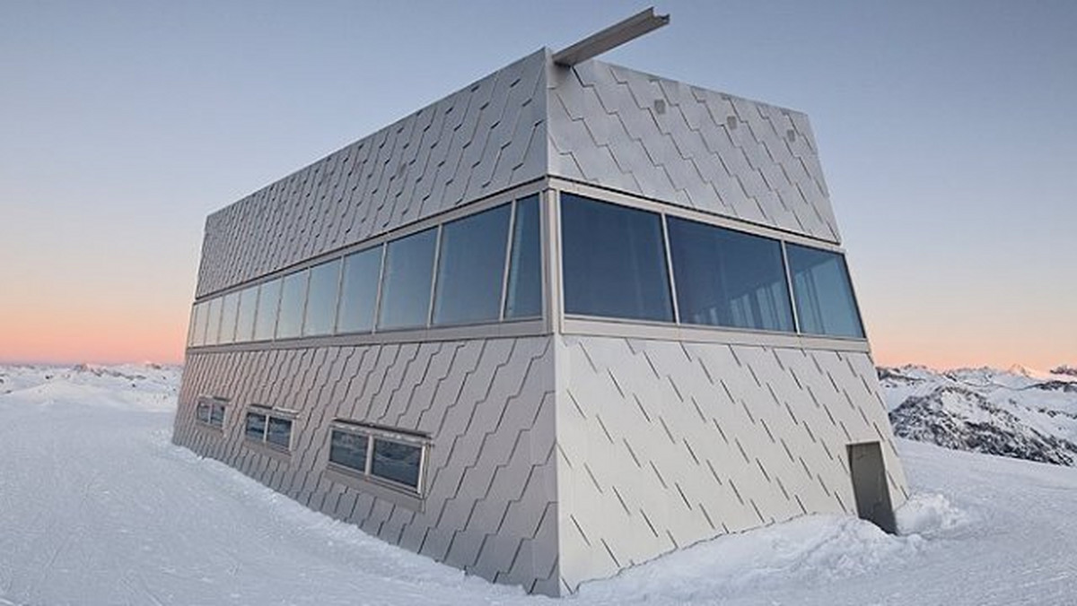 Knajpka Gipfelrestaurant ("restauracja na szczycie") na zboczu góry Weisshorn w szwajcarskichAlpach znajduje się na wysokości 2650 metrów. Szalony pomysł budowy restauracji w takim miejscu łatwo wyjaśnić: przy idealnej widoczności z okien pomieszczenia widać 400 alpejskich szczytów - a niektórzy mówią nawet, że z Weisshornu można dostrzec 2000 wierzchołków.