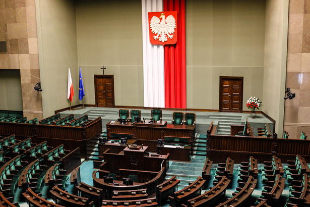 Liderem w badaniu preferencji partyjnych pozostaje Koalicja Obywatelska, jednak przewaga nad Prawem i Sprawiedliwością jest najniższa od początku roku