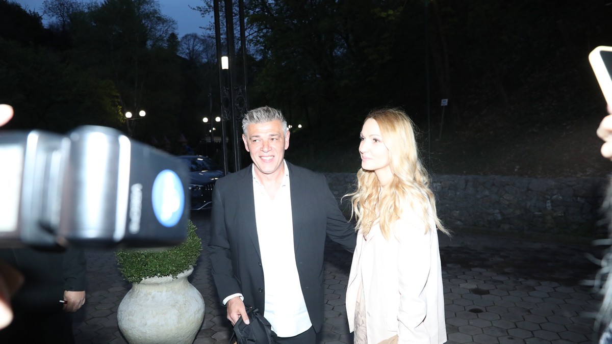 SAVO MILOŠEVIĆ SA ZGODNOM PLAVUŠOM, A VANJA GINEKOLOG BEZ SNEŽANE Poznati kod Ace Sofronijevića: Donose poklone i cepaju mu majicu (Video)