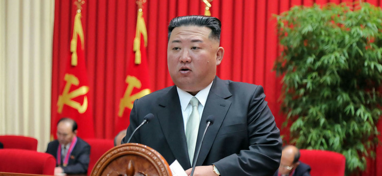 Kim Dzong Un ma bomby atomowe i głodujące społeczeństwo. "Sytuacja wymyka się spod kontroli"