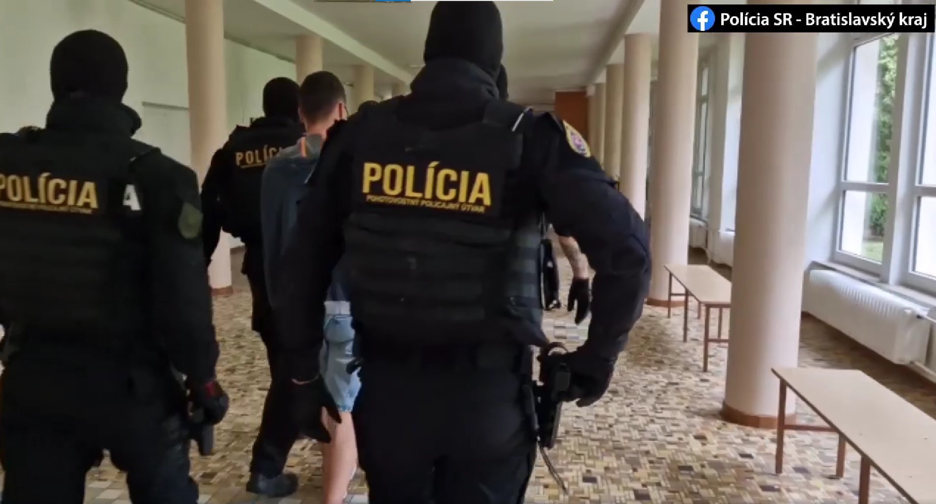 Mladíka priviedli na miesto činu.