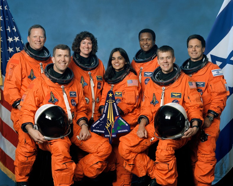 Załoga misji STS-107, czyli ostatniego lotu wahadłowca Columbia. Od lewej: David M. Brown, Rick D. Husband, Laurel B. Clark, Kalpana Chawla, Michael P. Anderson, William C. McCool, Ilan Ramon.