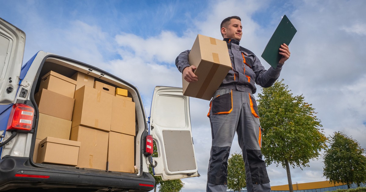 Ile zarabiają kurierzy? Widełki w Polsce i za granicą mocno się różnią. Można się zdziwić
