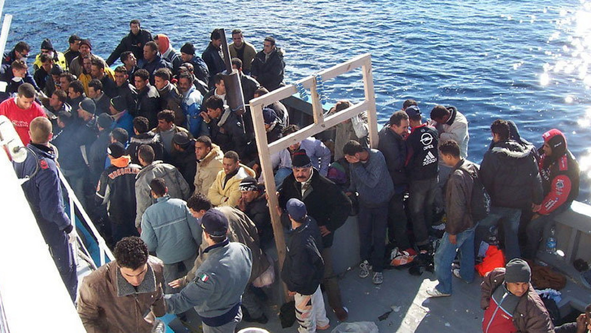 Śmierć  800 uchodźców, próbujących z Libii dotrzeć do Włoch stała się bezpośrednim powodem zwołania przez  Donalda Tuska nadzwyczajnego szczytu Unii  Europejskiej. Sytuacja w Libii i niektórych innych państwach to, między innymi, rezultat   drugiej wojny w Zatoce Perskiej  (wojny irackiej) i Arabskiej Wiosny. Ciąg rewolucji, zwany Arabską Wiosną był, najprawdopodobniej, spontaniczną reakcją ludzi, zwłaszcza młodych  na pogarszające się warunki życia i brak perspektyw. Jednak w części krajów rewolucje przeistoczyły się w wyniszczające wojny domowe, powodując falę uchodźców.  Na ten stan rzeczy miała i ma wpływ krótkowzroczna, pełna hipokryzji, polityka państw południa UE. Teraz państwa te żądają pomocy od reszty UE.