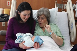 Baka (61) RODILA SOPSTVENOG UNUKA i lekari kad su videli bebu NISU MOGLI DA ZADRŽE SUZE: "Ovo je čudo"