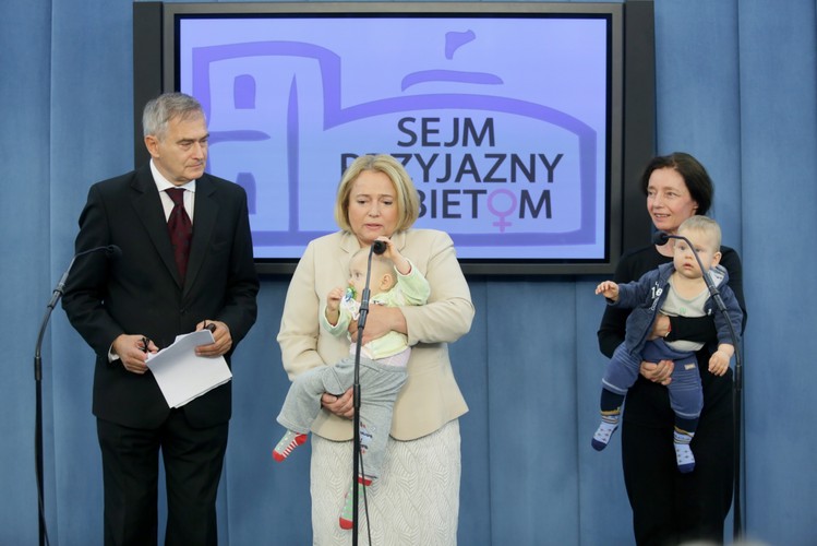 60-letnia matka bliźniąt, aktorka Barbara Sienkiewicz z dziećmi w Sejmie