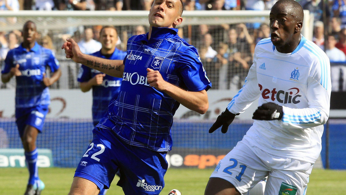 AJ Auxerre z Ireneuszem Jeleniem i Dariuszem Dudką w składzie wywalczyło cenny punkt na wyjeździe, remisując z Olympique Marsylia 1:1 (0:0) w meczu 33. kolejki Ligue 1. Do sporej niespodzianki doszło natomiast w Tuluzie, gdzie porażkę zanotował Olympique Lyon.