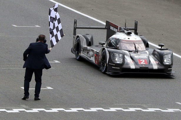 Drugie z rzędu zwycięstwo teamu Porsche w 24-godzinnym wyścigu Le Mans