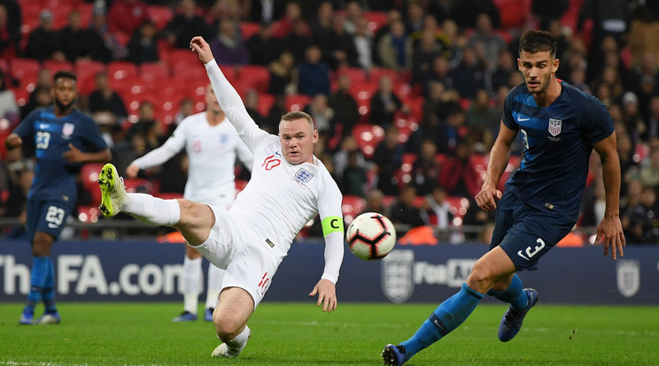 Wayne Rooney
(balra) 120. alkalommal volt
angol válogatott – a gárda 3-0-ra verte az
Egyesült Államokat /Fotó: GettyImages