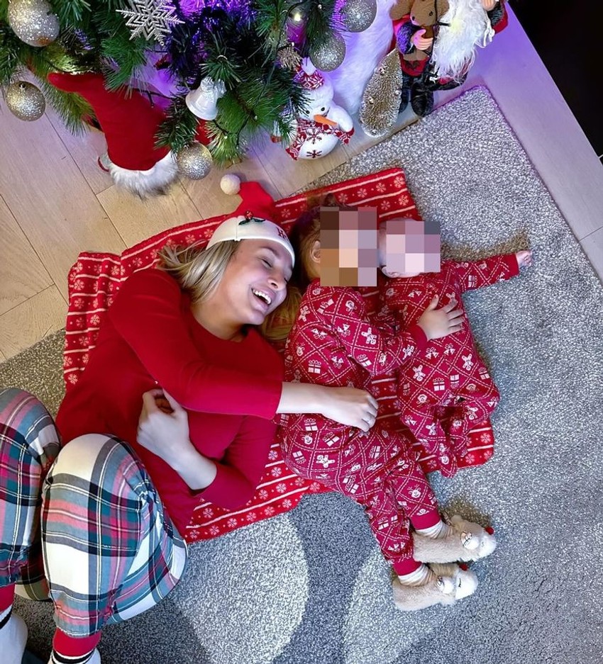 Luna Đogani sa ćerkicama