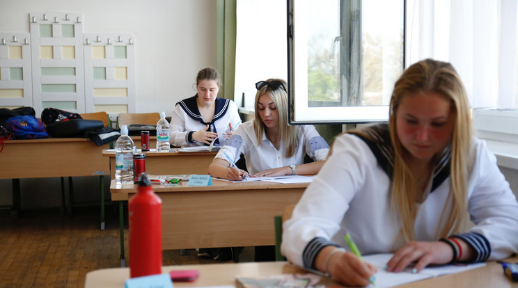 A magyar nyelv és irodalom írásbelikkel kezdődnek a vizsgák /Fotó: MTI/Varga György