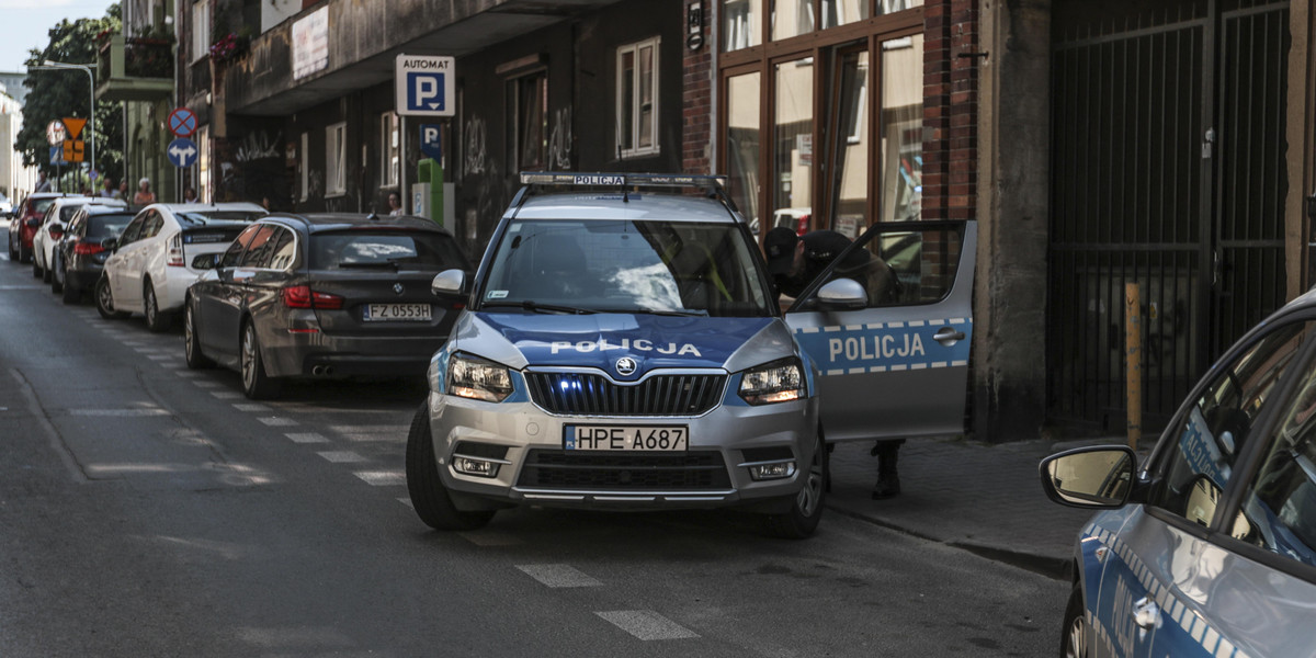 Policja w kamienicy na ul. Drzewnej pojawiła się w samego rana 