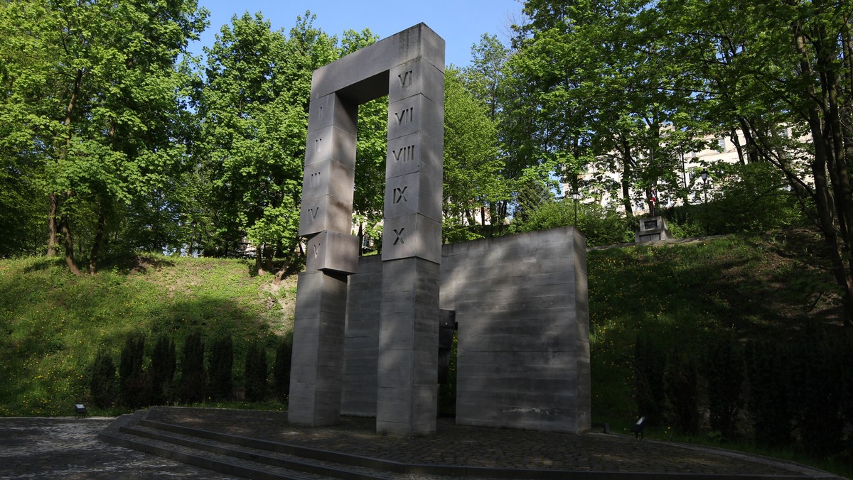 Budowa pomnika zamordowanych w 1941 r. przez Niemców profesorów lwowskich uczelni rozpocznie się w poniedziałek na Wzgórzach Wuleckich we Lwowie. Monument powstaje z inicjatywy władz Wrocławia i Lwowa; jego odsłonięcie planowane jest na 3 lipca.