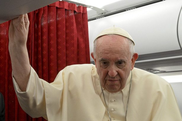 Papież Franciszek na pokładzie samolotu z Malty