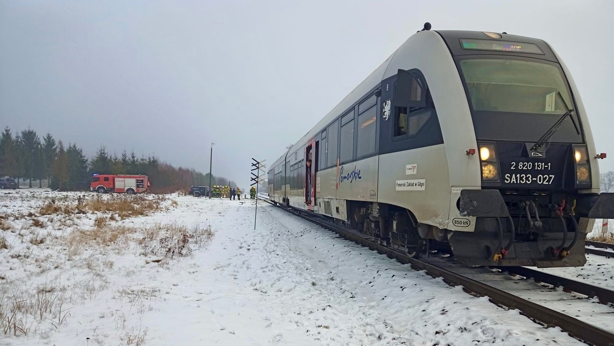 Pomorskie. Pociąg relacji Tczew - Chojnice uderzył w samochód na niestrzeżonym przejeździe