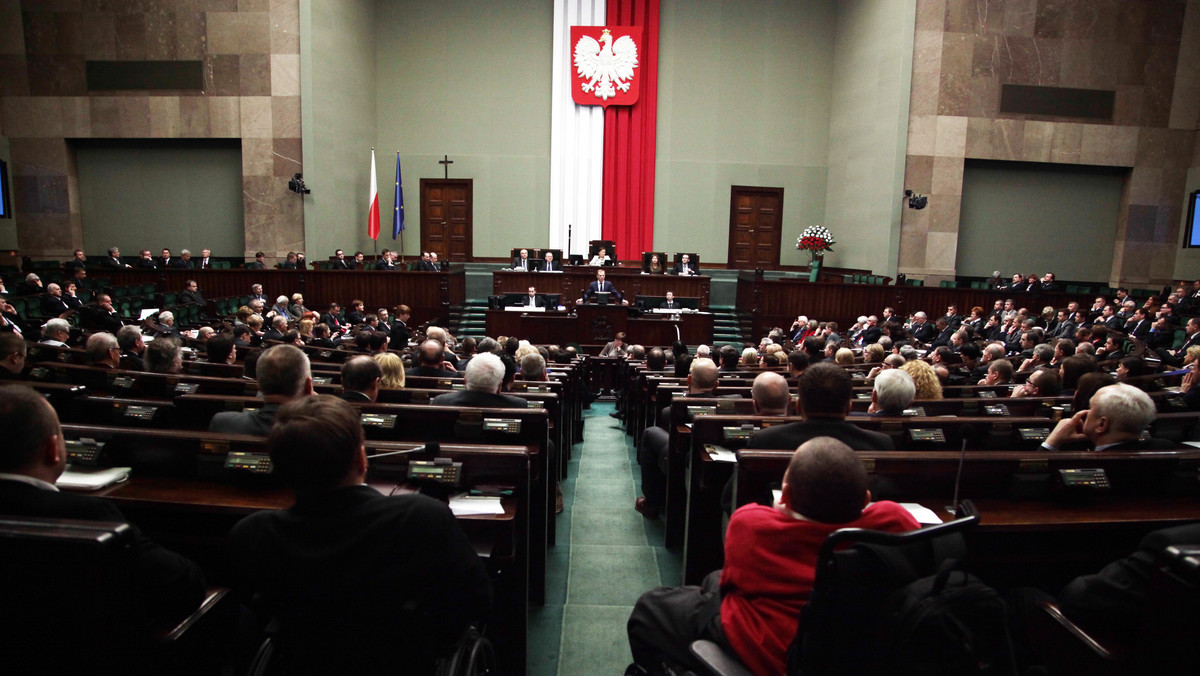 Sejm odrzucił wniosek NSZZ "Solidarność" o przeprowadzenie referendum ws. wieku emerytalnego. Za odrzuceniem wniosku zagłosowało 233 posłów, za jego przyjęciem - 180. Wstrzymało się od głosu - 42. Wymagana większość wynosiła 228. W głosowaniu wzięło udział 455 posłów.