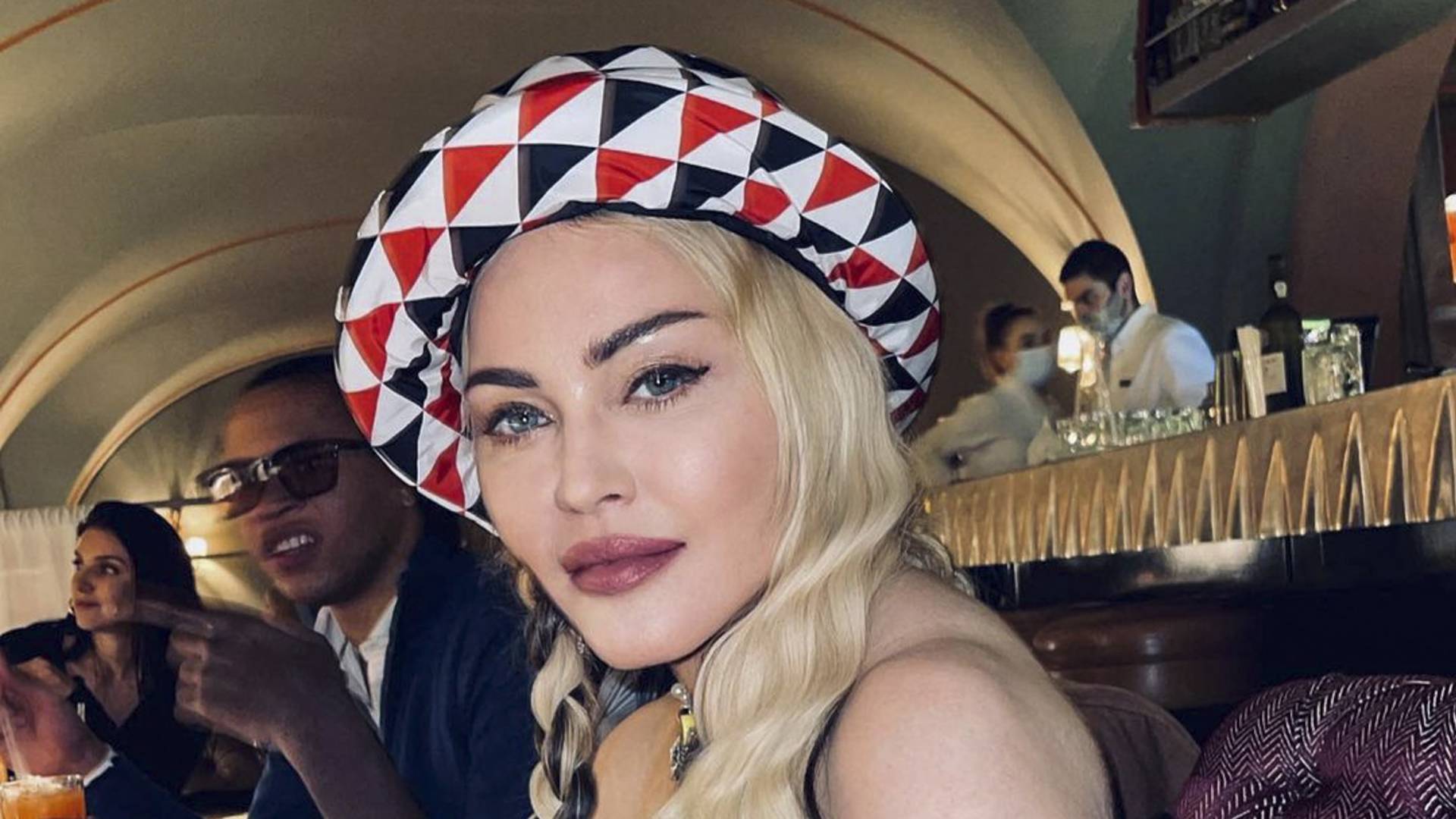 Megszaladt a Photoshop: húszévessé retusálta magát Madonna