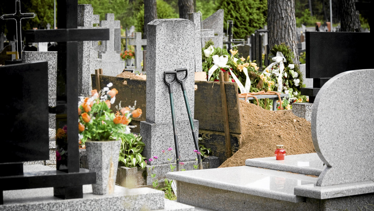 Urząd Ochrony Konkurencji i Konsumentów ukarał Parafię św. Tomasza Apostoła w Kietrzu. UOKiK otrzymał zgłoszenie od właściciela jednego z tamtejszych zakładów pogrzebowych, że jedna firma ma wyłączność na kopanie grobów na cmentarzu.