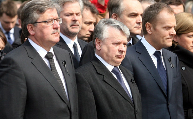 Warszawa, 11.04.2010. Marszałek Sejmu Bronisław Komorowski (L), marszałek Senatu Bogdan Borusewicz (C) i premier Donald Tusk (P) w otoczeniu polityków parlamentarzystów i pracowników Sejmu chwilą ciszy uczcili pamięć ofiar katastrofy prezydenckiego samolotu.