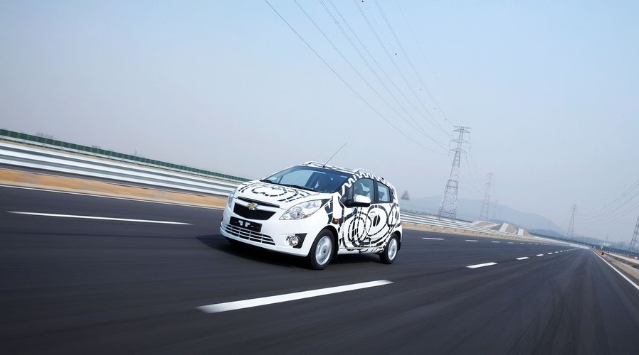 W końcu nie ma powodów by im nie wierzyć - ze świeczką trzeba szukać aut o tak niewielkim obrysie, które oferują pięcioro drzwi, pięć siedzeń i sporo powierzchni ładunkowej