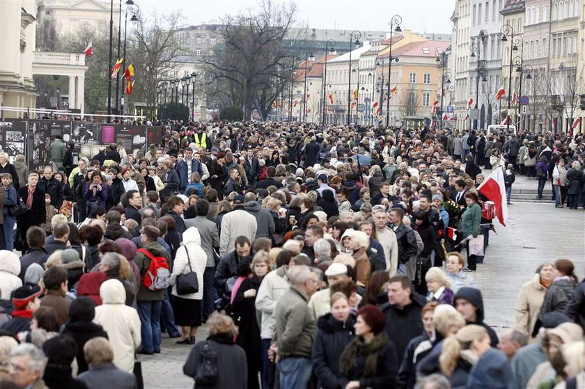 Kolejka ludzi ustawia się do prezydenta