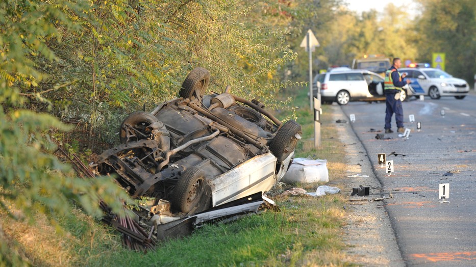 Október 12-én a 7-es főúton mentőautónak ütközött egy motoros, aki belehalt sérüléseibe / Fotó: MTI - Mihádák Zoltán