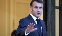 Macron bywał na imprezach u Epsteina? W sieci krążą "dowody"