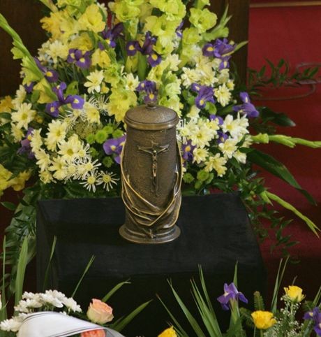 LODZTEMAT  : POGRZEB JACKA CHMIELNIKA 54 L  CEROMONIA W KOSCIELE SRODOWISK TWORCZYCHFOTO : PSJ