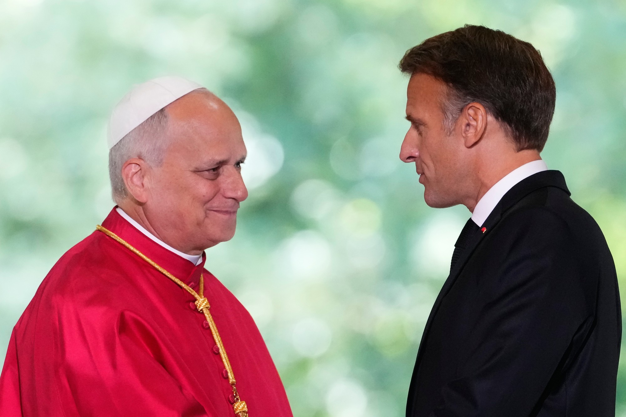 Pápež Lev XIV. počas stretnutia s prezidentom Emmanuelom Macronom.