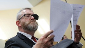 Grzegorz Braun przed sądem. Prawnik zwrócił uwagę na paradoks. "Jak bida, to do Żyda"