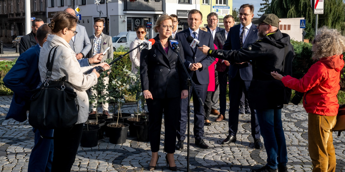 Minister klimatu i środowiska Anna Moskwa podczas konferencji prasowej na rynku w Nakle nad Notecią.