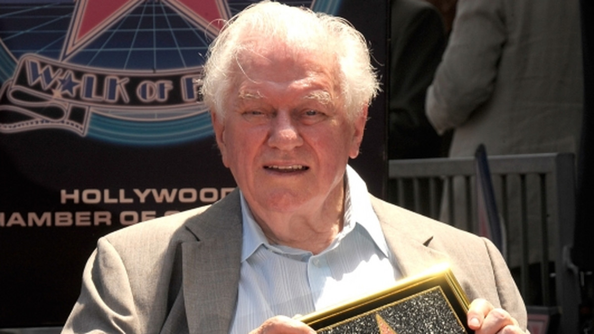 W wieku 89 lat zmarł w poniedziałek w Nowym Jorku amerykański aktor Charles Durning, znany przede wszystkim z ról w filmach "Tootsie" i "Żądło" - poinformowały we wtorek (25 grudnia) amerykańskie media. Zanim Durning zasłynął na ekranie, wykazał się niezwykłą odwagą na froncie II wojny światowej. Kilkakrotnie ocierał się o śmierć. Za odwagę i odniesione rany został wielokrotnie wyróżniony. W jego późniejszej karierze nie zabrakło także nagród za filmowe osiągnięcia.