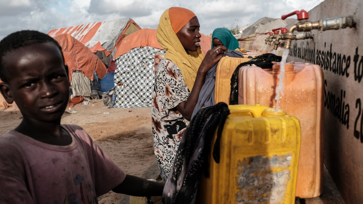 Ciężko sobie wyobrazić, że pewnego dnia w naszym kranie zabraknie wody. To natomiast codzienny problem aż 4 400 tys. Somalijczyków. 22 marca w Światowy Dzień Wody rusza akcja #Dajznakwodny, dzięki której każdy może pomóc – zmieniając na znak poparcia swoje zdjęcie profilowe na Facebooku oraz wspierając PAH w jej działaniach w Somalii.