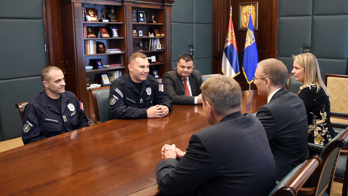 goloruk savladao razbojnika 