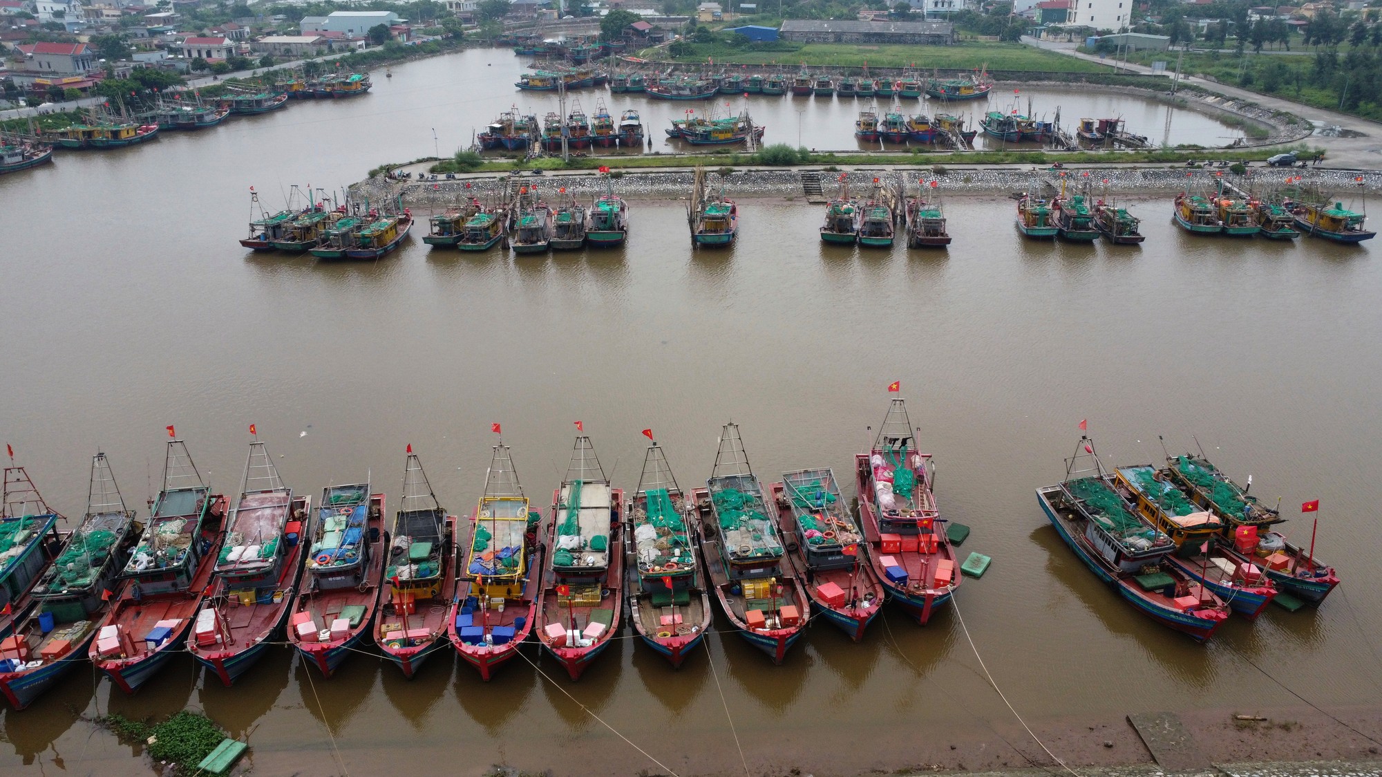 Vietnam zasiahli silné búrky.