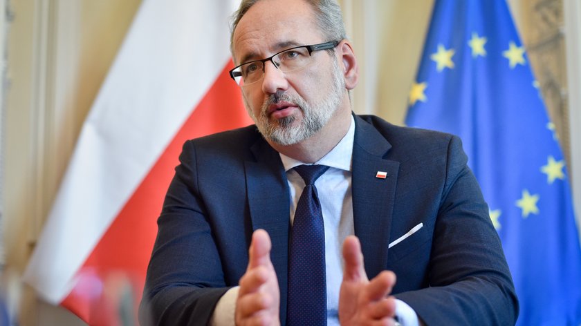 Szkoły nie zostaną zamknięta, ale minister przypomina, że powinniśmy bardziej zwracać uwagę na obowiązujące zasady: dystans społeczny i noszenie maseczek.