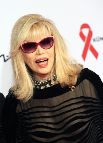 Amanda Lear na gali Artists Against Aids Charity w Berlinie – 24 listopada 2014 roku