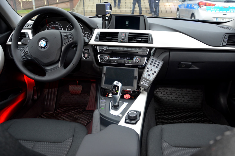 BMW 330i xDrive - nowe nieoznakowane radiowozy policji