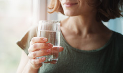 Jak picie wyłącznie wody wpływa na ciało? Zdrowotne skutki odstawienia innych napojów