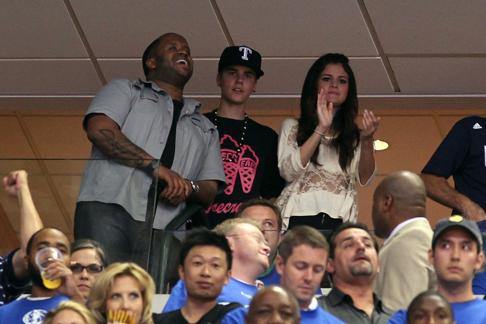 Selena Gomez, Justin Bieber i Kenny Hamilton (od prawej)