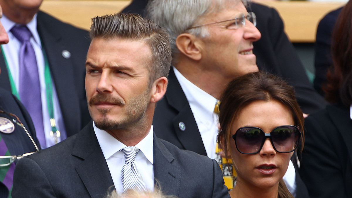 Słynny piłkarz i jego równie znana żona postanowili pozbyć się swojej gigantycznej posiadłości, zwanej pałacem Beckhamów. Para sprzedała dom za ponad 11 milionów funtów. Niedawno wyszło na jaw, kto został szczęśliwym nabywcą.