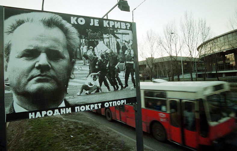Billboard przedstawiający policję bijącą protestujących oraz twarz Slobodana Milosevicia, stworzony przez kierowaną przez studentów organizację „Otpor” (ruch oporu) na początku ich kampanii „Kto jest winny”. Belgrad, Serbia, 11 marca 2001 r.