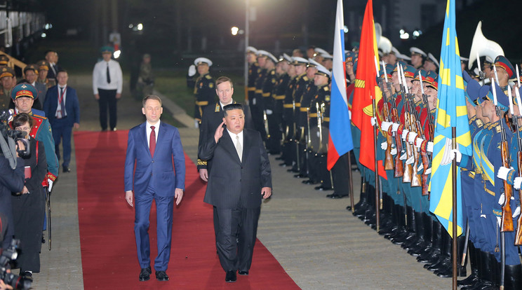 A diktátor igazi sztárvendégként, vörösszőnyegen vonutl Putyin színe elé / Fotó: EPA/KCNA EDITORIAL USE ONLY