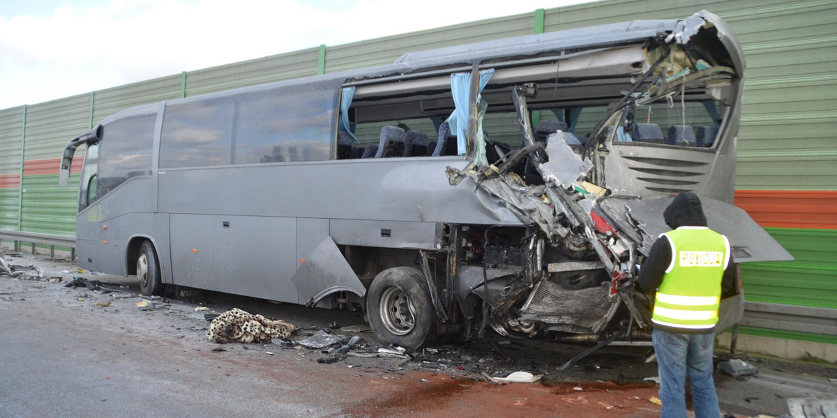 Cysterna uderzyła w autobus z żołnierzami. 6 osób rannych