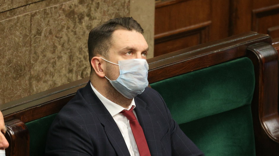 Poseł Łukasz Mejza na sali plenarnej Sejmu