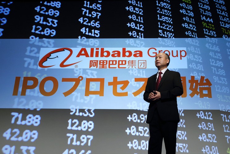 Z informacji podanych przez agencję „Bloomberg” wynika, że w ramach oferty publicznej Alibaba Holding Group sprzedała łącznie 320,1 mln walorów w cenie 68$ za akcje, co pozwoliło Chińczykom na zebranie kwoty 21,8 mld dolarów. To najwyższa wartość IPO w historii amerykańskiego rynku finansowego. 
<br><br>
W przypadku, gdy dodatkowe akcje zostaną objęte przez gwarantów oferty, Alibaba Holding Group ma szansę na pobicie światowego rekordu IPO, który dotychczas należał do innej chińskiej spółki. Przypomnijmy, że w 2010 roku Agricultural Bank of China podczas swojego debiutu giełdowego zebrał rekordowe 22,1 mld dolarów. 
<br><br>
Wartość holdingu założonego przez Jacka Ma w oparciu o ofertę publiczną została wyceniona na 167,6 mld dolarów. W ten sposób Alibaba pozostawiła z tyłu takich internetowych gigantów, jak Twitter czy też wielki amerykański konkurent eBay.